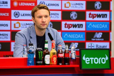 LEVERKUSEN, GERMANY - 10 Eylül 2025: Simon Rolfes - Bayarena 'da basın toplantısı.