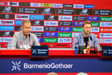 LEVERKUSEN, GERMANY - 10 Eylül 2025: Kasper Hjulmand, Simon Rolfes - Bayarena 'da basın toplantısı.