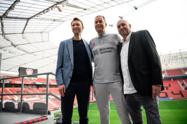 LEVERKUSEN, GERMANY - 10 Eylül 2025: Simon Rolfes, Kasper Hjulmand, Fernando Carro de Prada - Bayarena 'da basın toplantısı.