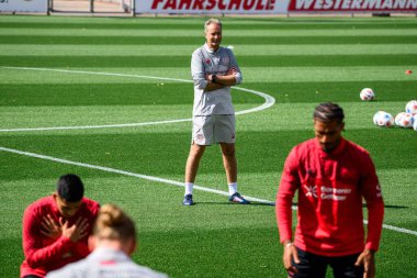 LEVERKUSEN, GERMANY - 10 Eylül 2025: Kasper Hjulmand - Bayer 04 Leverkusen Bayena 'da Uygulama.