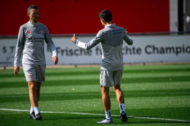 LEVERKUSEN, GERMANY - 10 Eylül 2025: Rogier Meijer, Sergi Runge - Bayer 04 Leverkusen Bayarena 'da Uygulama.