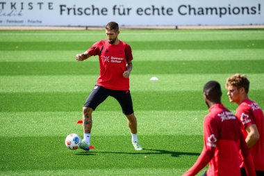 LEVERKUSEN, ALMANY - 10 Eylül 2025: Robert Andrich - Bayer 04 Leverkusen Bayarena 'da Uygulama.