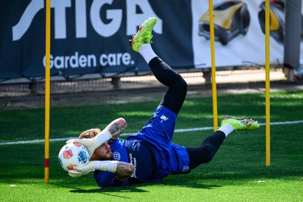 LEVERKUSEN, ALMANY - 10 Eylül 2025: Mark Flekken - Bayer 04 Leverkusen Bayarena 'da Uygulama.