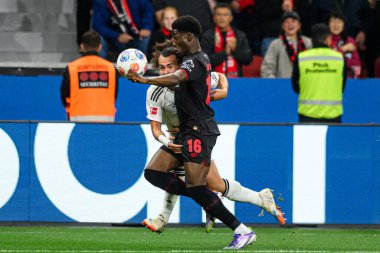 LEVERKUSEN, GERMANY - 12 Eylül 2025: Arthur Theate, Axel Tape - Bayer 04 Leverkusen-SG Eintracht Frankfurt maçında Bundesliga maçı. 