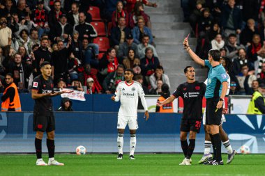 LEVERKUSEN, GERMANY - 12 EPTEMBER, 2025: Ezequiel Fernandez, Lucas Vazquez, kırmızı kart - Bundesliga maçı Bayer 04 Leverkusen, Bayena 'da SG Eintracht Frankfurt' a karşı. 