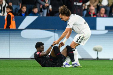 LEVERKUSEN, GERMANY - 12 Eylül 2025: Axel Bape, Arthur Theate - Bayer 04 Leverkusen-SG Eintracht Frankfurt maçında Bundesliga maçı. 