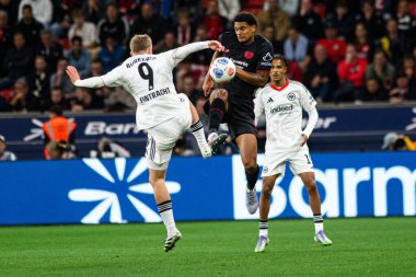 LEVERKUSEN, GERMANY - 12 SEPTEMBER, 2025: Jarell Quansah, Jonathan Burkardt - Bundesliga maçı Bayer 04 Leverkusen-SG Eintracht Frankfurt - Bayena 'da. 