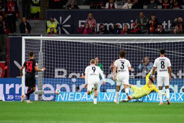 LEVERKUSEN, GERMANY - 12 SEPTEMBER, 2025: Patrik Schick, penaltı vuruşu - Bundesliga maçı Bayer 04 Leverkusen ve SG Eintracht Frankfurt Bayena 'da. 