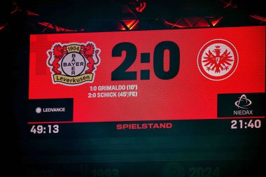 LEVERKUSEN, GERMANY - 12 EPTEMBER, 2025: skor, ilk yarı - Bayer 04 Leverkusen-SG Eintracht Frankfurt Bayena 'da. 