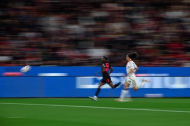 LEVERKUSEN, GERMANY - 12 Eylül 2025: Nathan Tella, Arthur Theate - Bundesliga maçı Bayer 04 Leverkusen ve SG Eintracht Frankfurt Bayena 'da. 