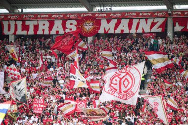 MAINZ, ALMANY - 13 Eylül 2025: Ultras - Bundesliga maçı 1. FSV Mainz 05, Mewa Arena 'da RB Leipzig' e karşı. 