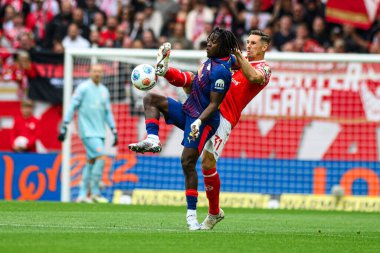 MAINZ, Almanya - 13 Eylül 2025: Johan Bakayoko, Dominik Kohr - Bundesliga maçı 1. FSV Mainz 05, Mewa Arena 'da RB Leipzig' e karşı. 