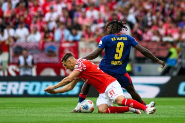 MAINZ, Almanya - 13 Eylül 2025: Dominik Kohr, Johan Bakayoko - Bundesliga maçı 1. FSV Mainz 05, Mewa Arena 'da RB Leipzig' e karşı. 