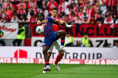 MAINZ, Almanya - 13 Eylül 2025: Dominik Kohr, Johan Bakayoko - Bundesliga maçı 1. FSV Mainz 05, Mewa Arena 'da RB Leipzig' e karşı. 