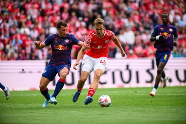 MAINZ, Almanya - 13 Eylül 2025: Willi Orban, Nelson Weiper - Bundesliga maçı 1. FSV Mainz 05, Mewa Arena 'da RB Leipzig' e karşı. 