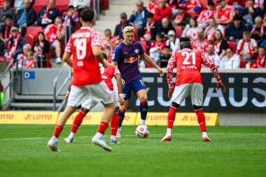 MAINZ, Almanya - 13 Eylül 2025: Conrad Harder - Bundesliga maçı 1. FSV Mainz 05, Mewa Arena 'da RB Leipzig' e karşı. 