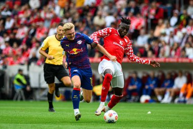 MAINZ, Almanya - 13 Eylül 2025: Conrad Harder, Danny da Costa - Bundesliga maçı 1. FSV Mainz 05, Mewa Arena 'da RB Leipzig' e karşı. 