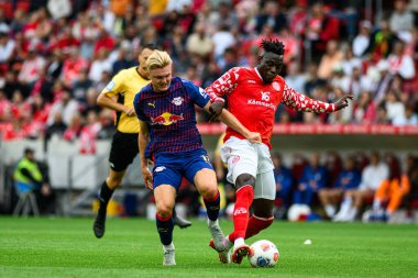 MAINZ, Almanya - 13 Eylül 2025: Conrad Harder, Danny da Costa - Bundesliga maçı 1. FSV Mainz 05, Mewa Arena 'da RB Leipzig' e karşı. 