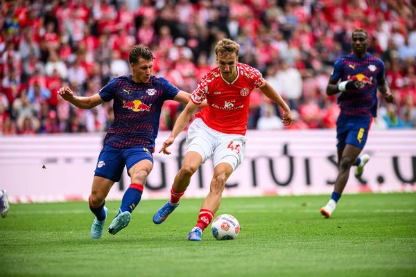 MAINZ, Almanya - 13 Eylül 2025: Willi Orban, Nelson Weiper - Bundesliga maçı 1. FSV Mainz 05, Mewa Arena 'da RB Leipzig' e karşı. 