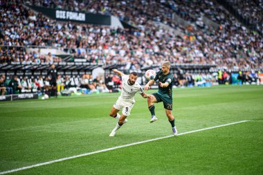 MOENCHENGLADBACH, GERMANY - 14 Eylül 2025: Romano Schmid, Franck Honorat - Bundesliga Borussia Moenchengladbach-SV Werder Bremen maçı Borussia Park 'ta.