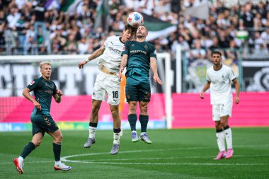 MOENCHENGLADBACH, GERMANY - 14 Eylül 2025: Philipp Sander, Romano Schmid - Bundesliga Borussia Moenchengladbach-SV Werder Bremen maçı Borussia Park 'ta.