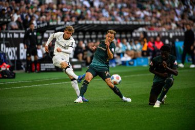 MOENCHENGLADBACH, GERMANY - 14 Eylül 2025: Robin Hack, Senne Lynen - Bundesliga Borussia Moenchengladbach-SV Werder Bremen maçı Borussia Park 'ta.