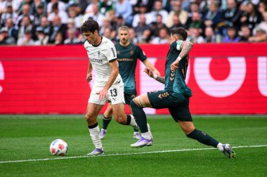 MOENCHENGLADBACH, GERMANY - 14 Eylül 2025: Giovanni Reyna, Marco Friedl - Bundesliga Borussia Moenchengladbach-SV Werder Bremen maçı Borussia Park 'ta.
