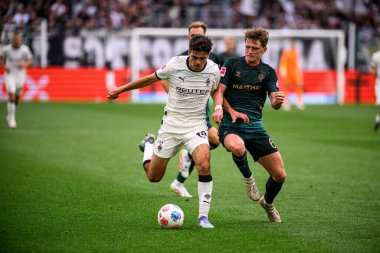 MOENCHENGLADBACH, GERMANY - 14 Eylül 2025: Giovanni Reyna, Jens Stage - Bundesliga Borussia Moenchengladbach-SV Werder Bremen maçı Borussia Park 'ta.