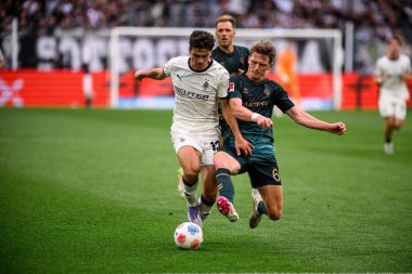 MOENCHENGLADBACH, GERMANY - 14 Eylül 2025: Giovanni Reyna, Jens Stage - Bundesliga Borussia Moenchengladbach-SV Werder Bremen maçı Borussia Park 'ta.