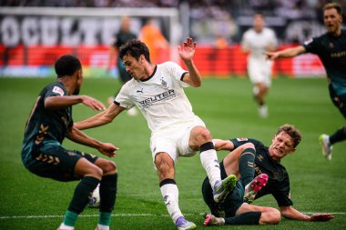 MOENCHENGLADBACH, GERMANY - 14 Eylül 2025: Giovanni Reyna, Jens Stage - Bundesliga Borussia Moenchengladbach-SV Werder Bremen maçı Borussia Park 'ta.