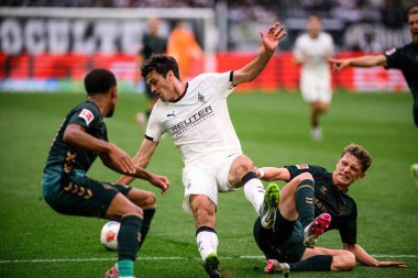 MOENCHENGLADBACH, GERMANY - 14 Eylül 2025: Giovanni Reyna, Jens Stage - Bundesliga Borussia Moenchengladbach-SV Werder Bremen maçı Borussia Park 'ta.