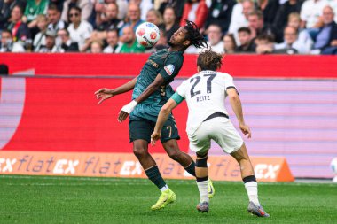 MOENCHENGLADBACH, GERMANY - 14 Eylül 2025: Samuel Mbangula, Rocco Reitz - Bundesliga Borussia Moenchengladbach-SV Werder Bremen maçı Borussia Park 'ta.