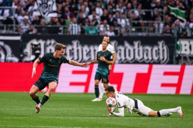 MOENCHENGLADBACH, GERMANY - 14 Eylül 2025: Philipp Sander, Jens Stage - Bundesliga Borussia Moenchengladbach-SV Werder Bremen maçı Borussia Park 'ta.