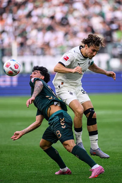 MOENCHENGLADBACH, GERMANY - 14 Eylül 2025: Cameron Puertas, Rocco Reitz - Bundesliga Borussia Moenchengladbach-SV Werder Bremen maçı Borussia Park 'ta.