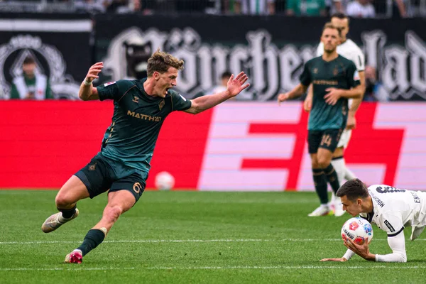 MOENCHENGLADBACH, GERMANY - 14 Eylül 2025: Philipp Sander, Jens Stage - Bundesliga Borussia Moenchengladbach-SV Werder Bremen maçı Borussia Park 'ta.