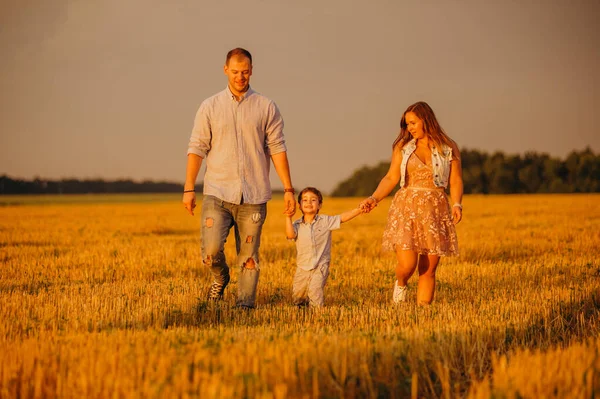 El Concepto De Una Familia Feliz Hijo Con Mama Y Papa La Familia Feliz En El El Concepto De Una Familia Feliz Hijo Con Mama Y Papa La Familia Feliz En El