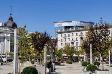 Moldova 'nın şehir meydanında yeşil alanlar ve binalar var. Güneşli bir günde Chisinau şehir merkezinde kamusal alan.