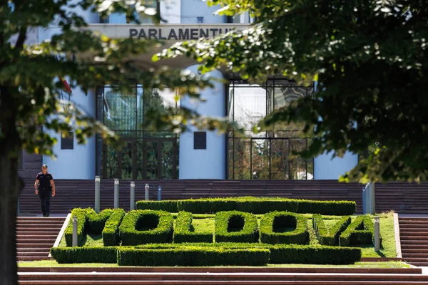 Chisinau 'daki Parlamento binası yakınlarındaki dekoratif yeşil tabela Moldova.