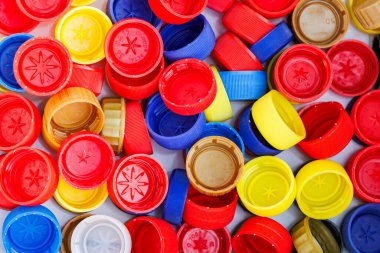 Geri dönüşüm konsepti için çok renkli kapaklar. Plastik kaplardan yapılmış geri dönüşüm arkaplanı.