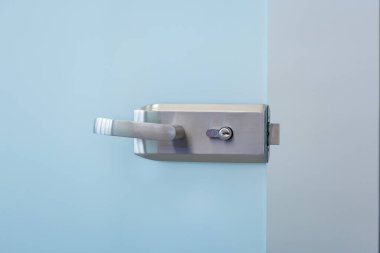 Modern cam kapı kolu. Çağdaş tasarım ögesi, kopyalama alanı ile modern mimari yakın plan.