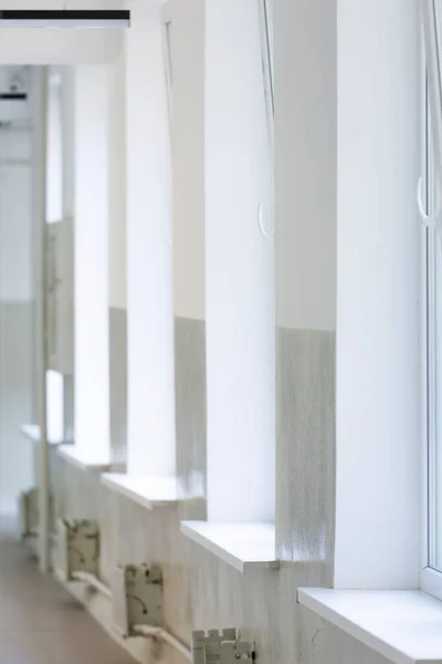 Büyük pencereli boş koridor içi, kopyalama alanı. Emlak ya da ofis kiralama konsepti, boş iç mekan.