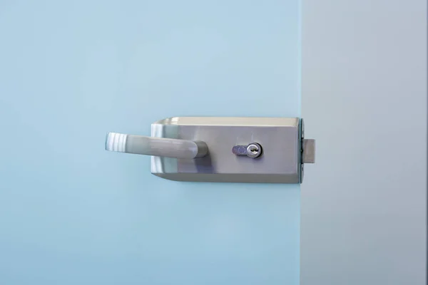 Modern cam kapı kolu. Çağdaş tasarım ögesi, kopyalama alanı ile modern mimari yakın plan.