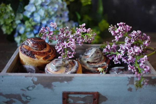 Rollos Horneados Con Chocolate Estilo Vintage Flores Primavera Caja Madera —  Fotos de Stock