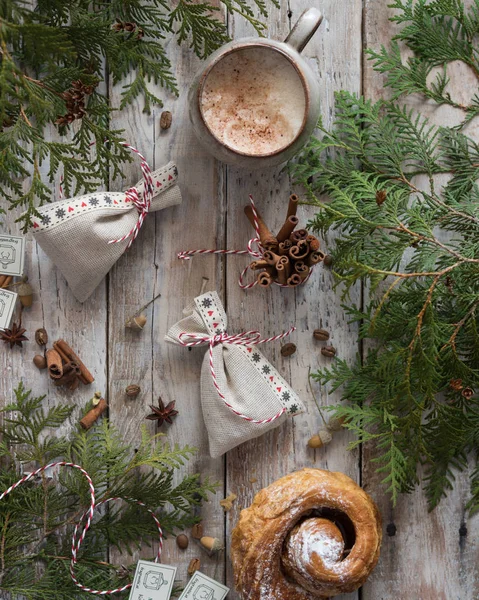 Latte Con Especias Pequeñas Bolsas Navidad Una Mesa Madera — Foto de Stock