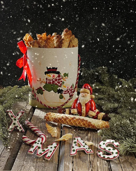 Вафельные Трубки Рождество Санта Игрушкой — стоковое фото