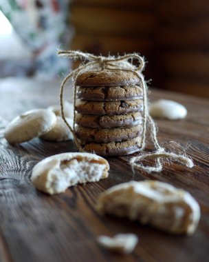 Çerezler bir yığın bir kablo ile bağlı. Ahşap bir masa çerezleri. Kurabiye parçaları