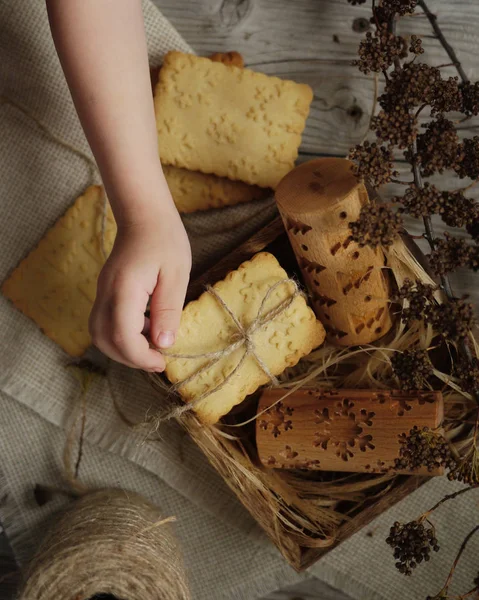 Kar taneleri baskılarını içeren tanımlama bilgileri aşağı kesim. Ahşap rolling pins için tanımlama bilgileri