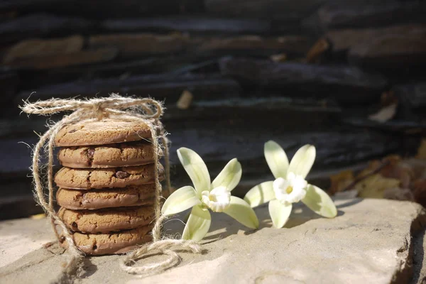 Cortar Galletas Con Grabados Corazones Mariposas Sobre Fondo Madera —  Fotos de Stock