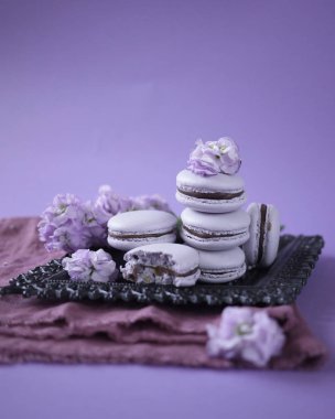 Bahar çiçekleri ile süslenmiş Çikolata dolgulu leylak macaroons