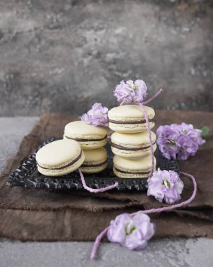 Çikolata dolgulu bahar çiçekleri ile süslenmiş sarı macaroons